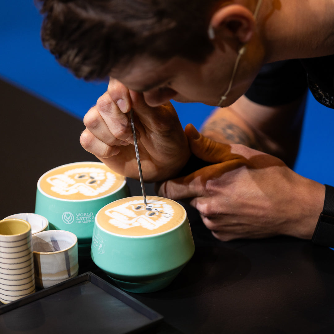 1 x Tazza caffè doppio con piattino Maniko - WLAC Copenhagen 2024 Tazza Ufficiale